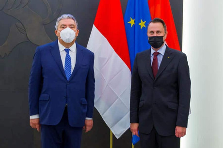 Le ministre d’État monégasque, Pierre Dartout, et le Premier ministre, Xavier Bettel, à Luxembourg, lors de la signature d’un accord bilatéral portant sur l’hébergement des données sensibles de la principauté, dans le cadre d’une e-ambassade. (Photo: SIP)