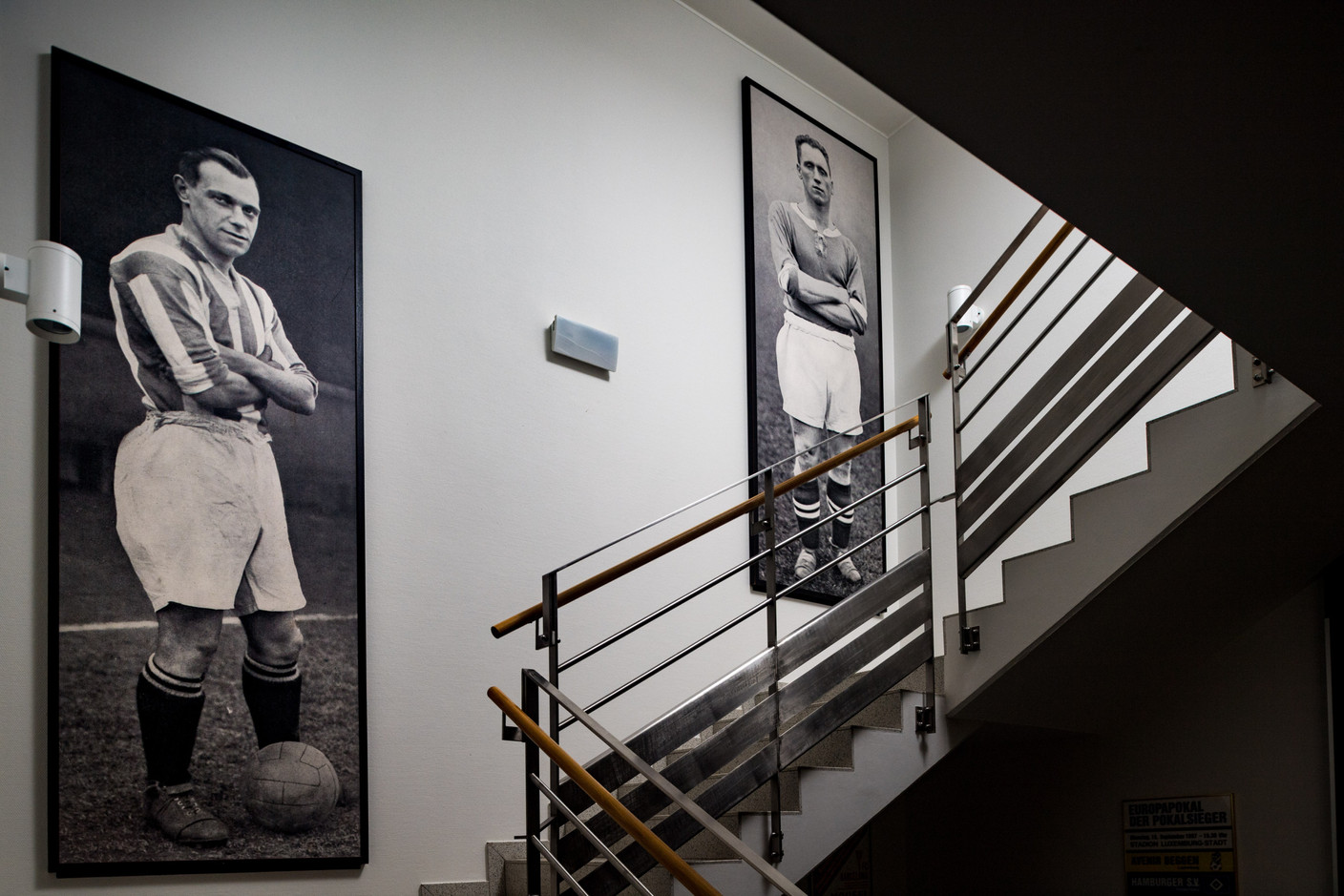 Le bâtiment principal est décoré avec des photos et des souvenirs de l’histoire du foot luxembourgeois.  (Photo: Nader Ghavami)