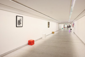 The Am Tunnel gallery is located beneath Spuerkeess’ Rousegäertchen office building, 16 rue Sainte-Zithe, L-2763 Luxembourg-Gare. The gallery is 15m underground and approximately 350m long. Photo: Marie Russillo