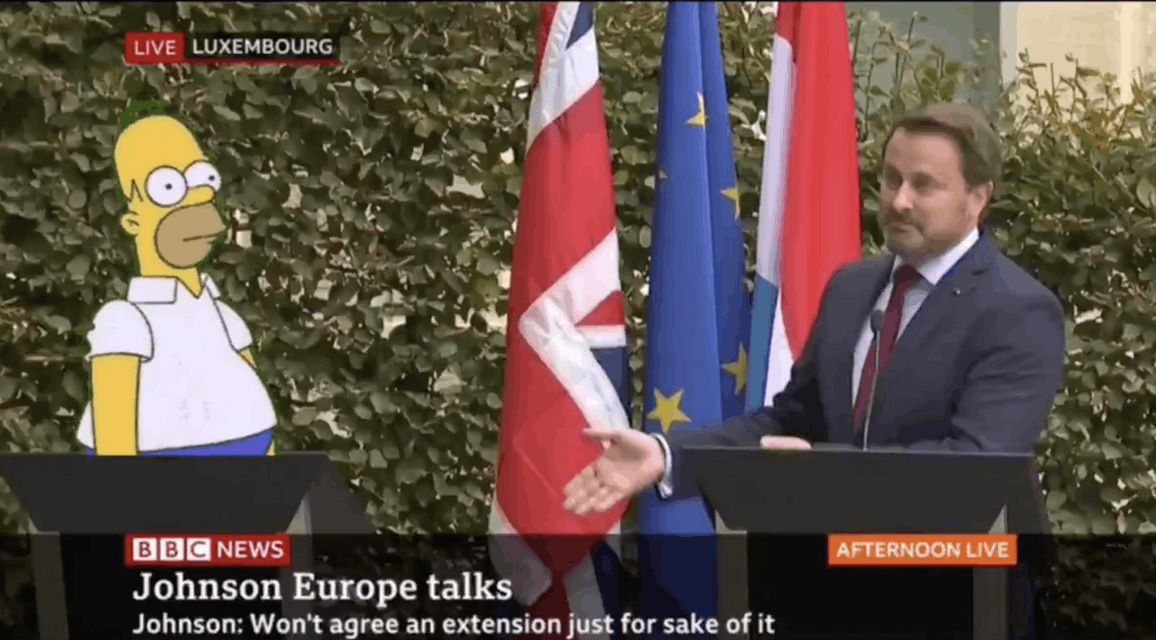 Sifflé et hué à son arrivée, le Premier ministre britannique, Boris Johnson, a pratiqué la politique de la «tribune vide» pour la conférence de presse finale. (Photo: capture d’écran/Twitter)