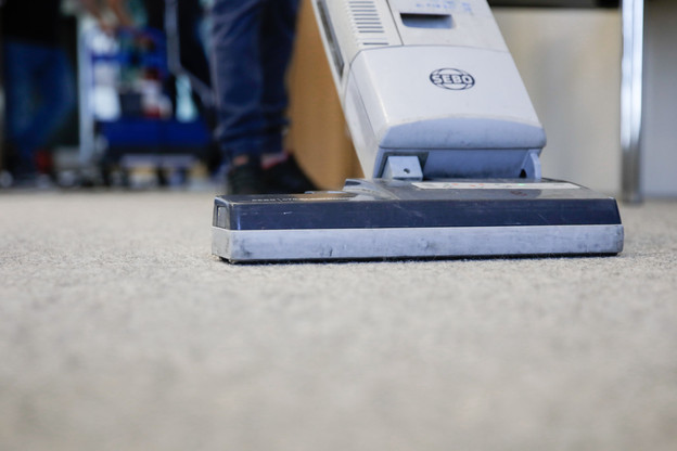 Les vacances d’été et le télétravail donnent le champ libre à des sociétés comme Composil pour le nettoyage et la désinfection des moquettes. (Photo: Romain Gamba / Maison Moderne)