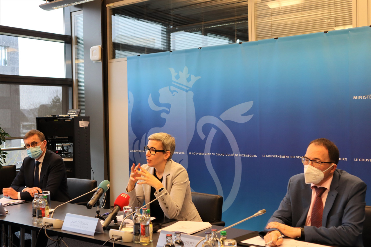 Yves Gonner, director of the LBR, justice minister Sam Tanson and Daniel Ruppert of the justice ministry (l.t.r.) during Monday’s press conference Photo: MJUST
