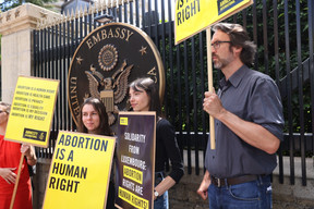 Amnesty International was also present at the demonstration. (Photo: Romain Gamba/Maison Moderne)