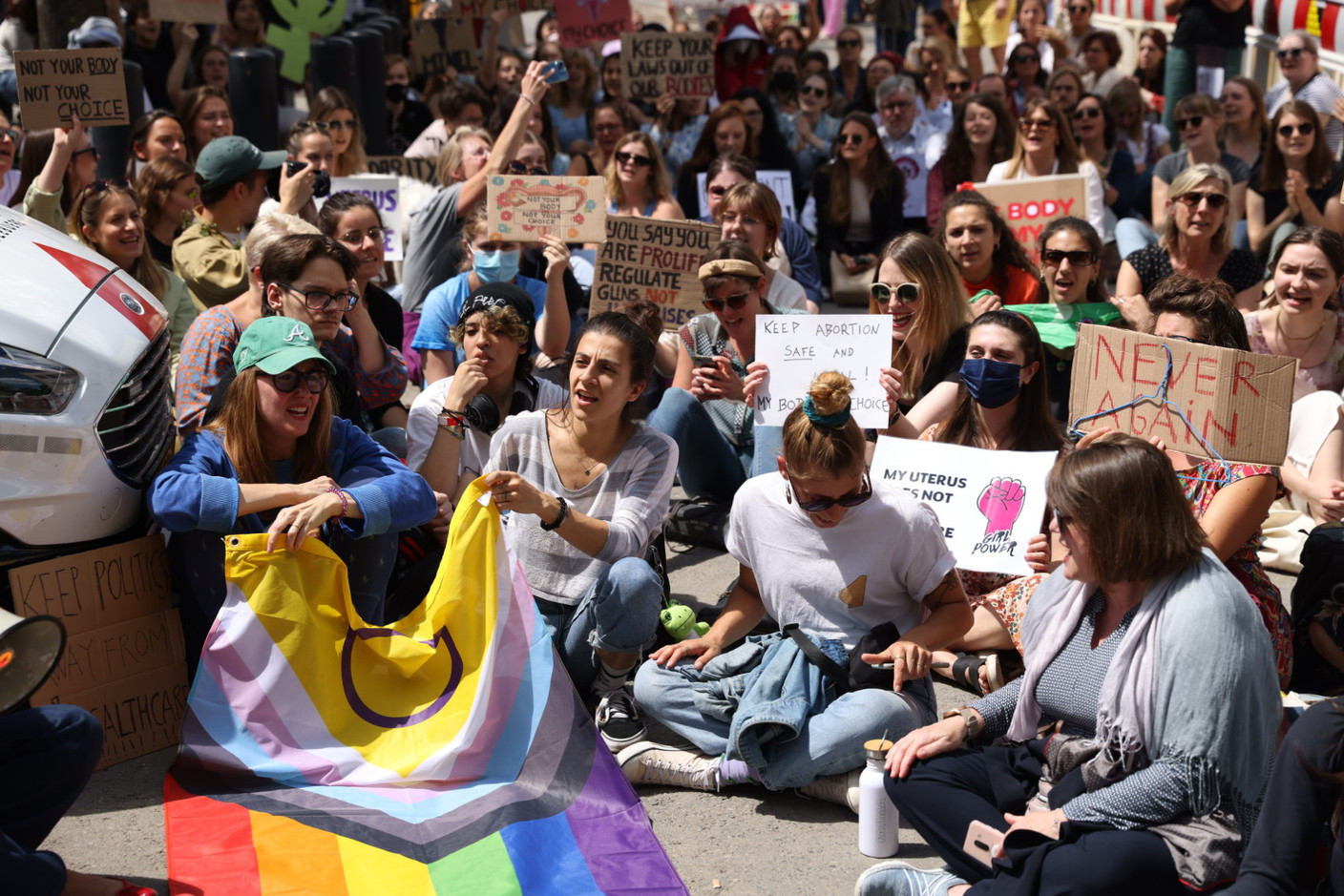 The demonstration ended with a sit-in in front of the embassy. (Photo: Romain Gamba/Maison Moderne)