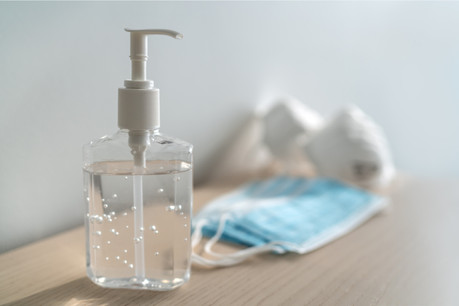 Même si 15.000 personnes ont manifesté en Allemagne, samedi, contre les gestes barrières et pour la liberté, le gel hydroalcoolique et le masque restent la meilleure manière de se protéger du virus. (Photo: Shutterstock)