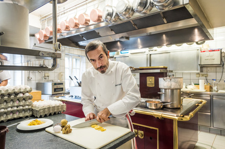 Ilario Mosconi fait résonner toutes les saveurs de la grande gastronomie italienne dans ses cuisines du Grund depuis plus de 20 ans, pendant que son épouse Simonetta règne avec panache en salle… (Photo: Mike Zenari/Maison Moderne)