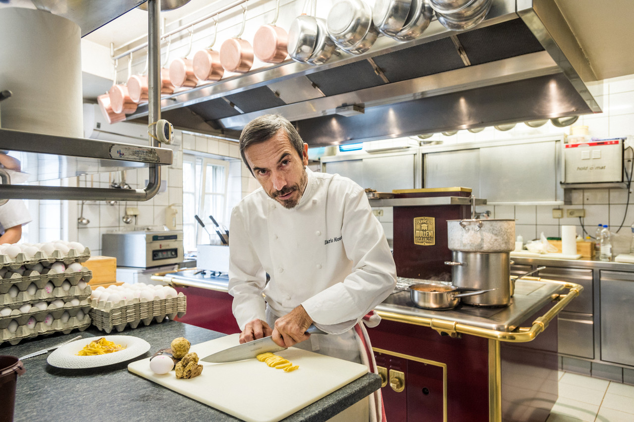 Ilario Mosconi fait résonner toutes les saveurs de la grande gastronomie italienne dans ses cuisines du Grund depuis plus de 20 ans, pendant que son épouse Simonetta règne avec panache en salle…  (Photo: Mike Zenari/Maison Moderne)