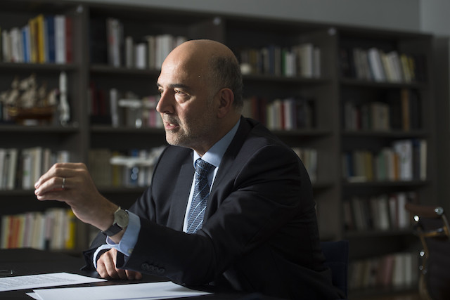 Pierre Moscovici à son bureau de commissaire européen. (Photo: Anthony Dehez)