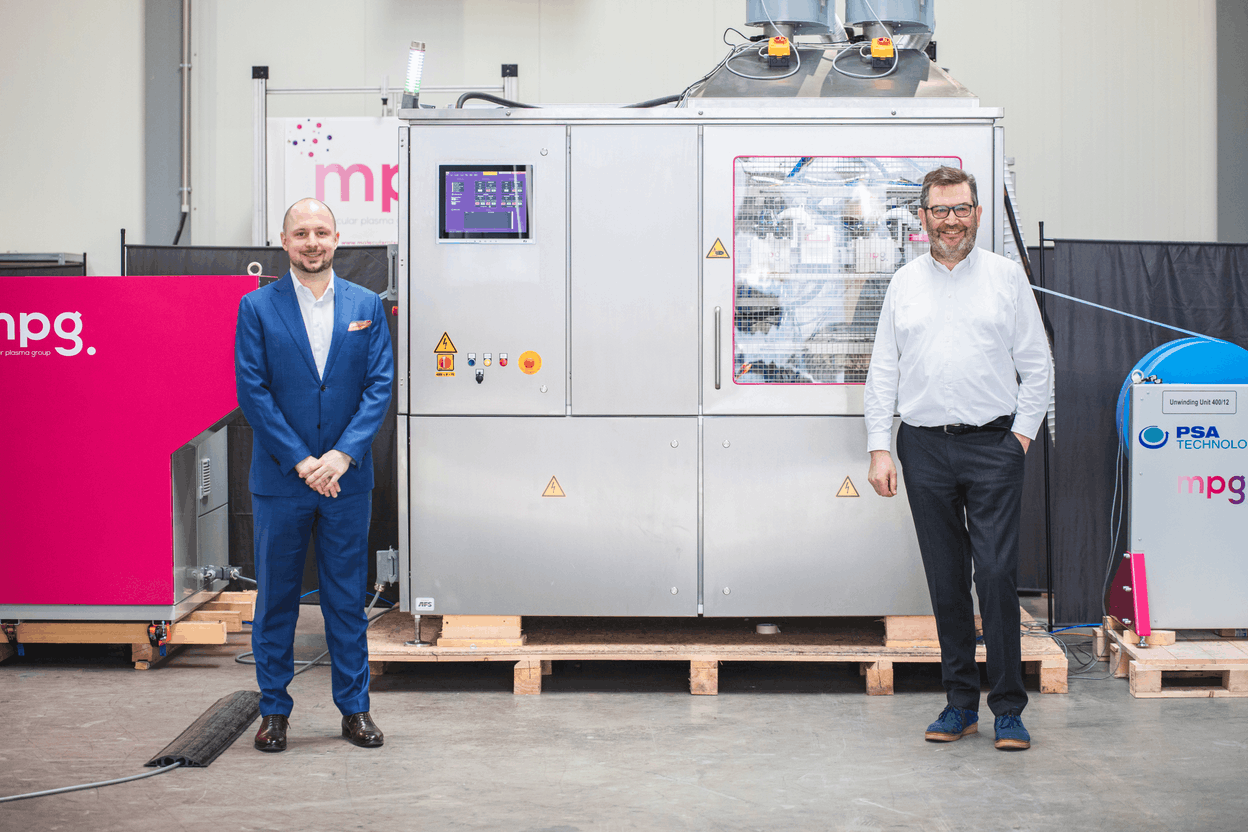 Philippe Weisen (à gauche), Head of Startups à la BIL, et Marc Jacobs (à droite), CEO de Molecular Plasma Group. (Photo: Marc Blasius/Maison Moderne Publishing SA)