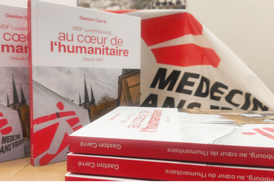 Copies of the book “MSF, au cœur de l’humanitaire”. (Photo: MSF)