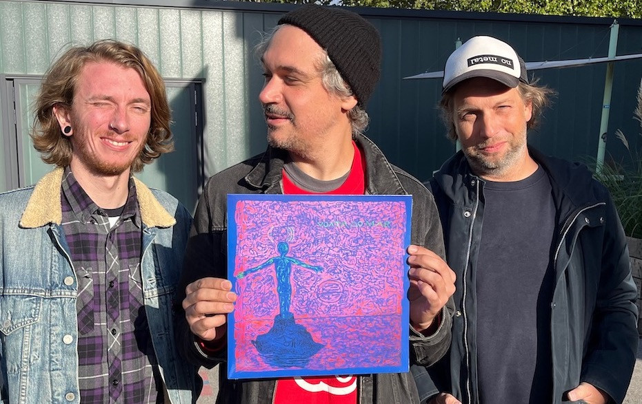 De gauche à droite, les trois fondateurs de Muaaah! Records: Yann Gelezuinas, Nicolas Przeor et Marc Hauser, accompagnés de la première sortie du label.  (Photo: Maison Moderne)