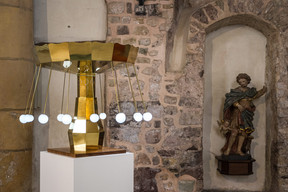 Dodeka sends twelve works from the Mudam collection to all twelve cantons of Luxembourg, from museums and castles to libraries and cultural centres – running from May to October 2026. On this picture: Su-Mei Tse’s “Vertigen de la Vida (Dizziness of Life)” (2011) on display at the Vieille Église Saint-Laurent in Diekirch. (Photo: Mudam)