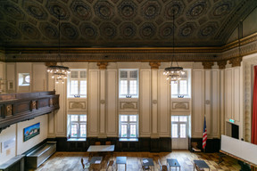 A stage used to be the main feature of this “salle des fêtes” Romain Gamba / Maison Moderne