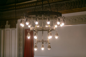 Chandeliers were once worked with ropes but have since been modernised  Romain Gamba / Maison Moderne