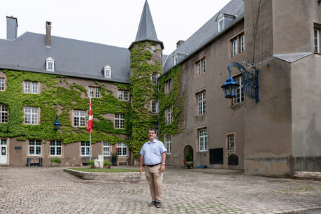 Raymond Manes, directeur exécutif du Mudec, ici dans la cour du château de Differdange, a pris ses fonctions il y a un an. (Photo: Romain Gamba/Maison Moderne)
