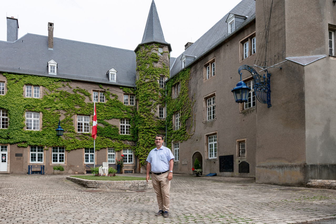 Raymond Manes, directeur exécutif du Mudec, ici dans la cour du château de Differdange, a pris ses fonctions il y a un an. (Photo: Romain Gamba/Maison Moderne)