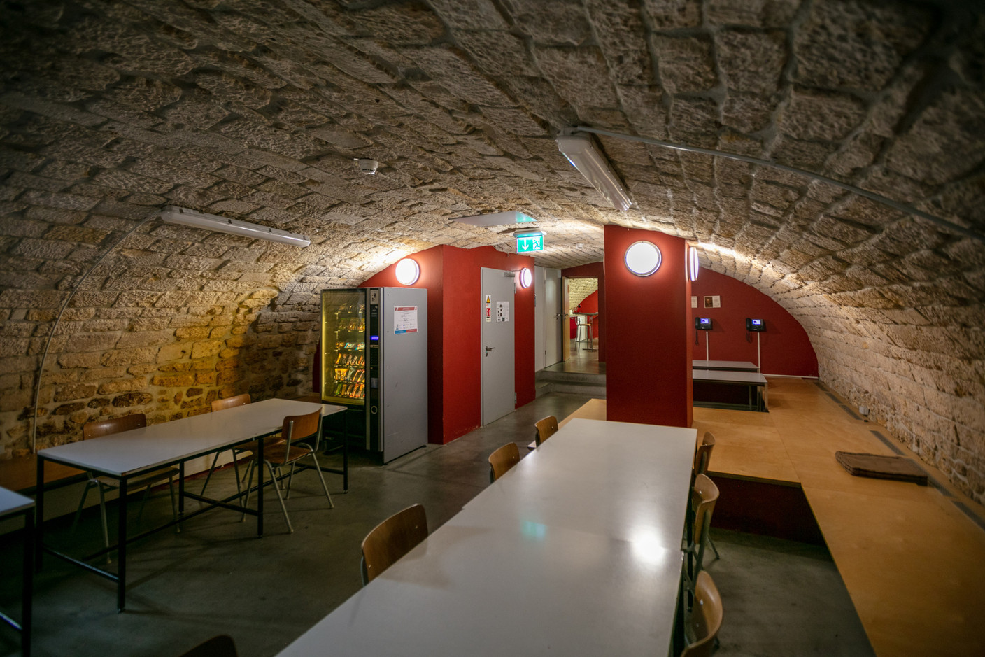 La cave voûtée, où le vin était autrefois stocké, sert aujourd’hui d’espace d’étude. (Photo: Romain Gamba/Maison Moderne)