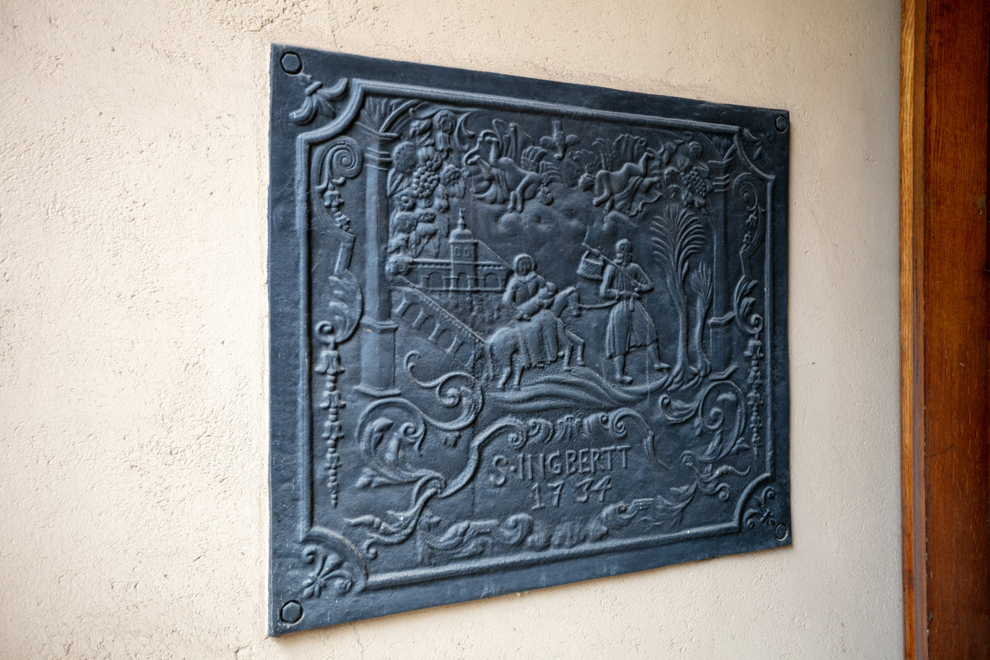 Une plaque de cheminée en fonte conservée au château.  (Photo: Romain Gamba/Maison Moderne)