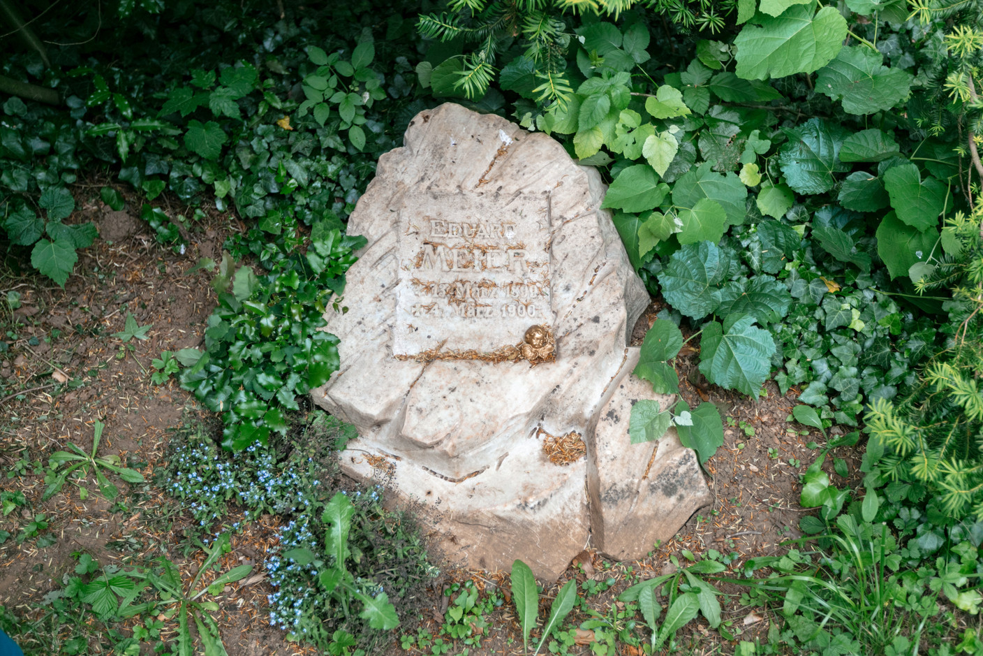 Une pierre tombale d’un enfant, qui, selon Raymond Manes, était le fils d’un ancien propriétaire. (Photo: Romain Gamba/Maison Moderne)