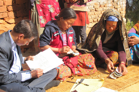 Son PNB classe le Népal parmi les 10 pays les plus pauvres du monde. Muktinath Bikas Bank Ltd . vise à aider les ménages et les femmes à faibles revenus dans les zones rurales. (Photo: European Microfinance Award)