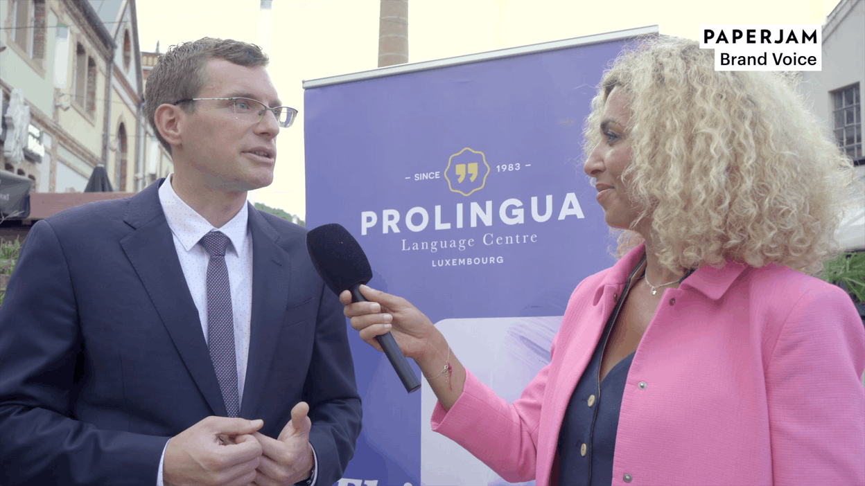 Le journaliste luxembourgeois Philip Crowther, résidant aux États-Unis, est un parfait ambassadeur pour parler du plurilinguisme.  (Vidéo: Thibault Kremer/Maison Moderne)