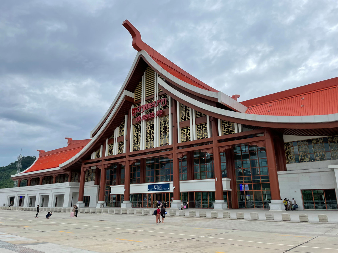 L’imposante gare ferroviaire Laos-Chine, la première ligne de train du pays largement sponsorisée par la Chine, à l’extérieur de Luang Prabang. (Photo: Cordula Schnuer/Maison Moderne)
