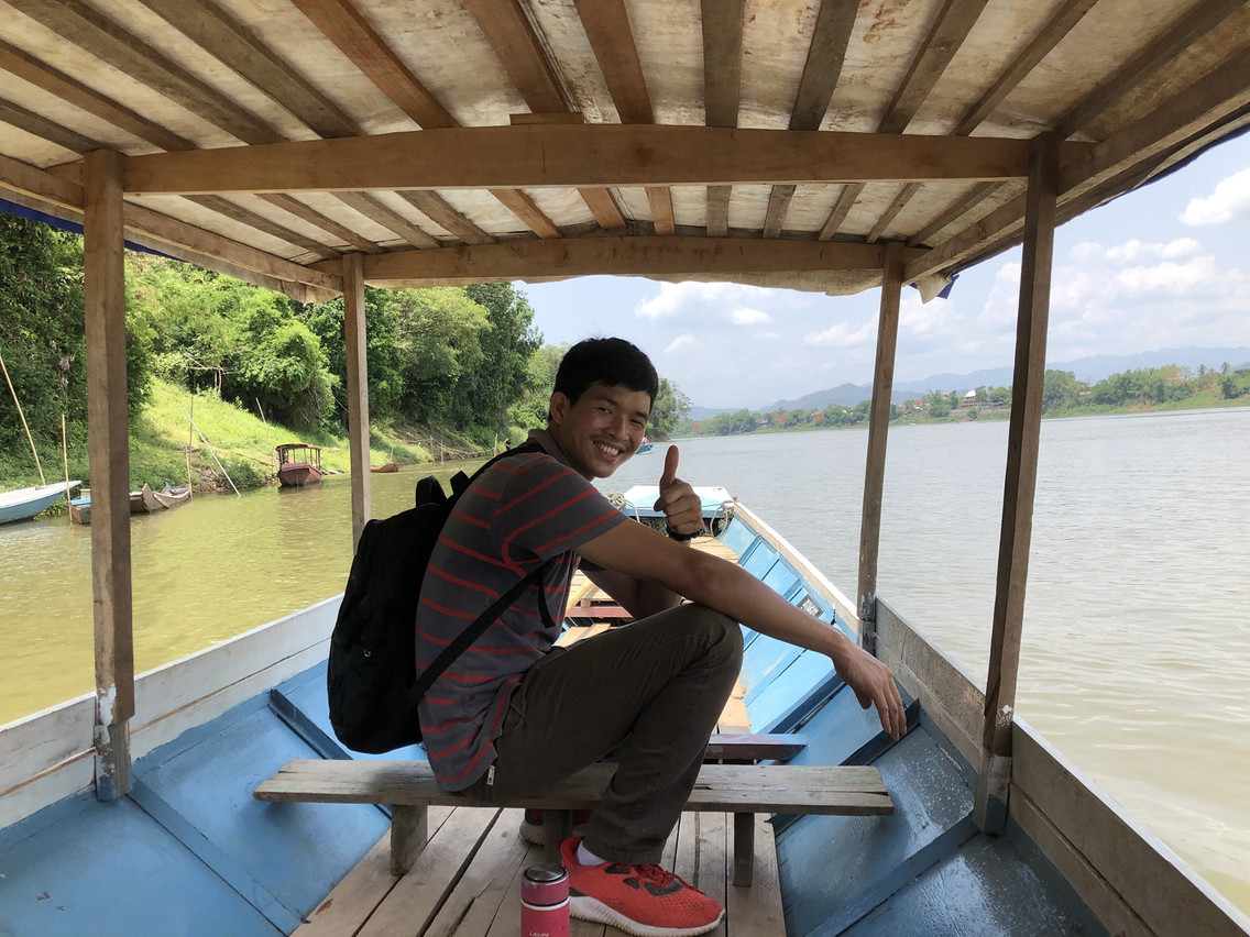 Directeur de la Laos Pottery House, Thieng Lamphet prend et dépose personnellement les visiteurs sur son bateau entre Luang Prabang et son atelier de poterie, juste de l’autre côté du Mékong. (Photo: Thieng Lamphet/Facebook)