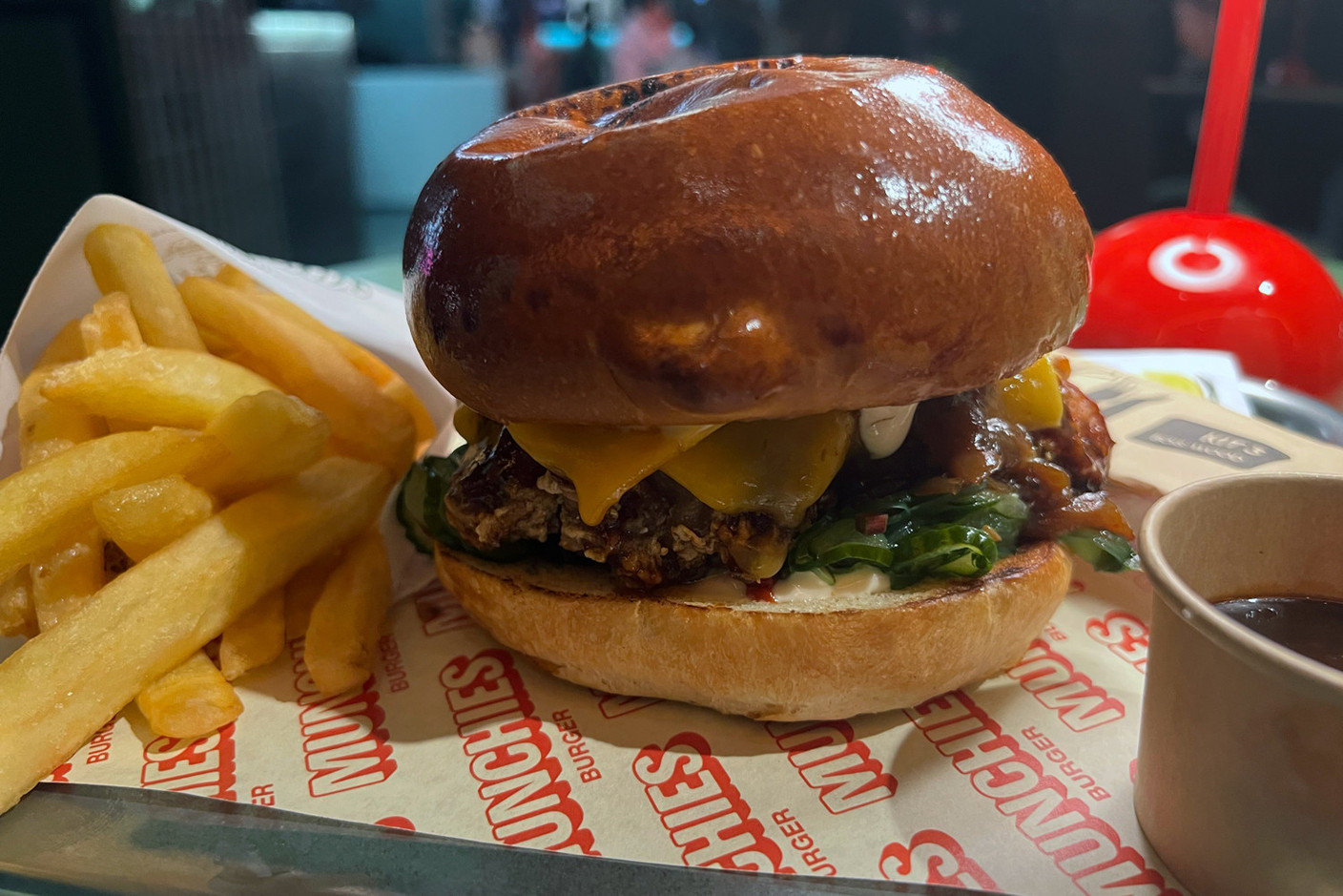 Le Korean Chicken Burger et ses frites.  (Photo: Emilio Naud/Maison Moderne)