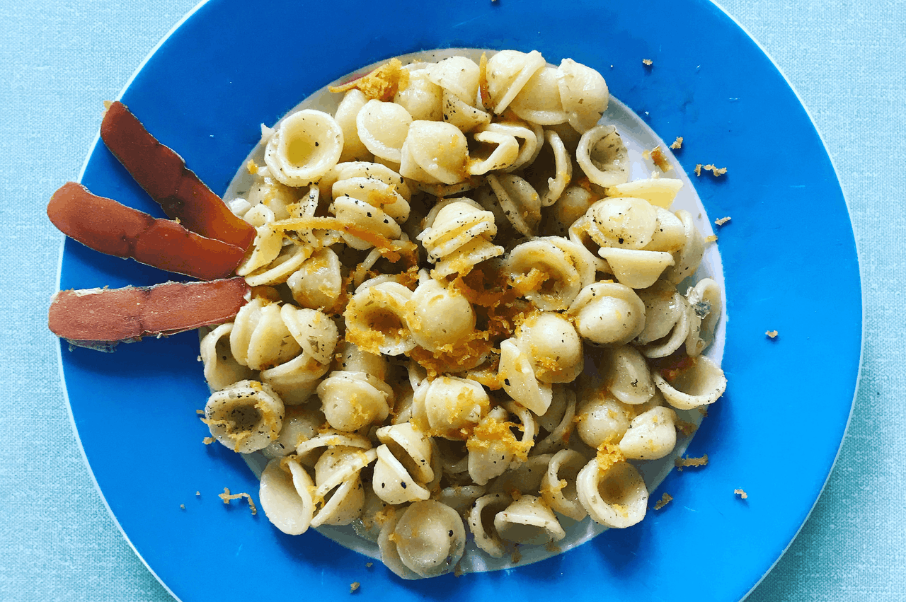 Simplement râpée sur des pâtes à l’ail et à l’huile d’olive, la «bottarga» exprime toutes ses saveurs marines, chères à la cuisine sarde… (Photo: Maison Moderne)