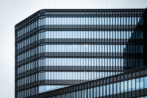 La façade est largement vitrée pour maximiser l’entrée de lumière naturelle. ((Photo: Arhs))