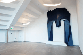 Dans le hall d’entrée, le logo de l’entreprise en version XXL est fièrement affiché. ((Photo: Lala La Photo))