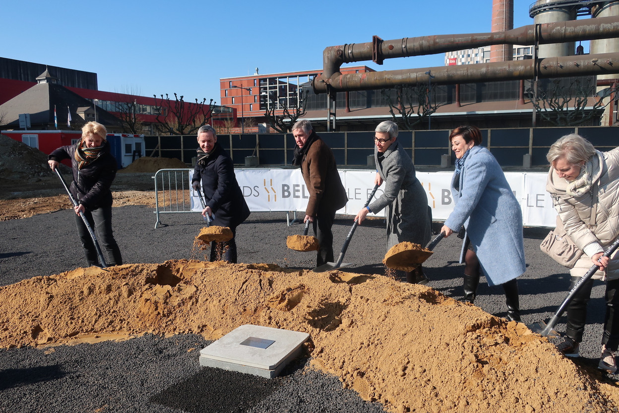 The groundbreaking ceremony for the National Archives was attended by Félicie Weycker, President of the Fonds Belval; Georges Mischo, Mayor of the City of Esch-sur-Alzette; François Bausch, Deputy Prime Minister and Minister of Mobility and Public Works; Sam Tanson, Minister of Culture; Daniela Di Santo, Director of the Fonds Belval; Josée Kirps, Director of the National Archives       (photo: Ministry of Culture)