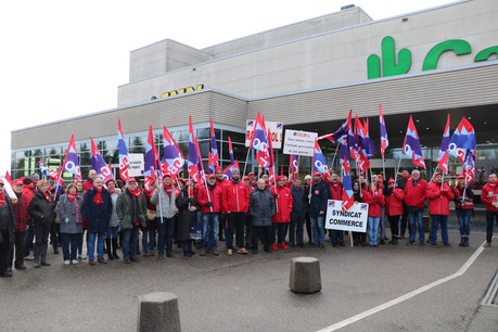 Les syndicats ont mobilisé 150 personnes devant le siège de Cactus à Windhof ce lundi matin. (Photo: DR)