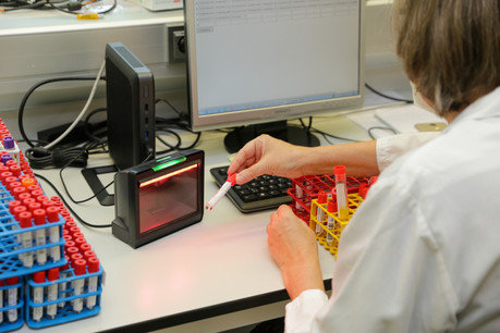 Deux fois plus d’infections ont été diagnostiquées, mais cinq fois plus de tests ont été réalisés entre dimanche et lundi. (Photo: Romain Gamba/Maison Moderne)