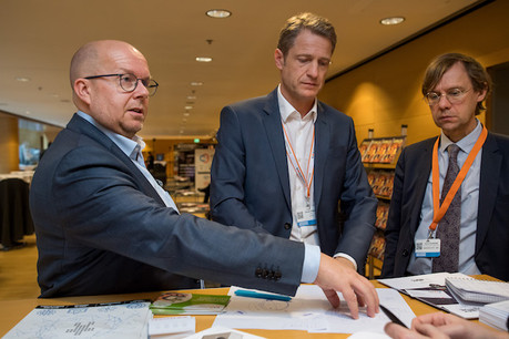 Entre Marco Houwen (président de Lu-Cix asbl) et Pierre Goerens (ministère d’État), le CEO de Lu-Cix, Claude Demuth, explique comment le trafic internet luxembourgeois a doublé en deux ans. (Photo: Nader Ghavami/Archives)