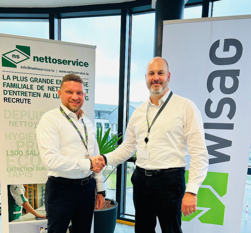 Marco Ney (à droite) souhaite la bienvenue au nouveau directeur de nettoservice, Patrick Cloupeau. (Photo: Philipp Anton/WISAG Luxemburg)