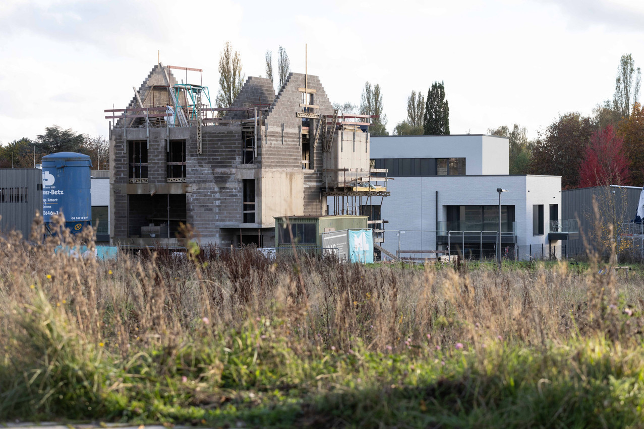 The premium for new homes remains difficult to justify when uncertainty prevails and financing still weighs heavily, explains atHome.lu. Photo: Guy Wolff/Maison Moderne/archives