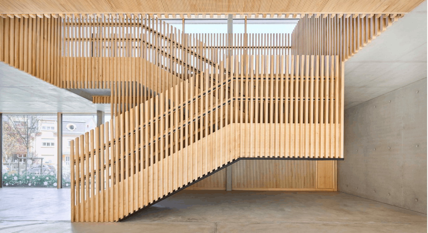 In the entrance hall there is a generous open staircase. (Photo: Lukas Roth)