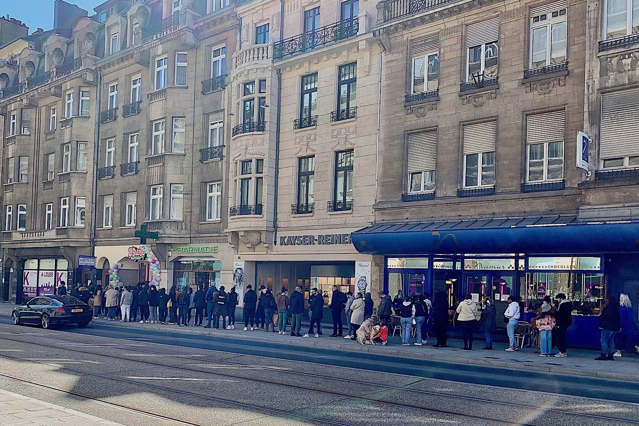 It's been a long time since we've seen a queue on the street like this in Luxembourg, at the opening of the B'Sweet shop... Maison Moderne
