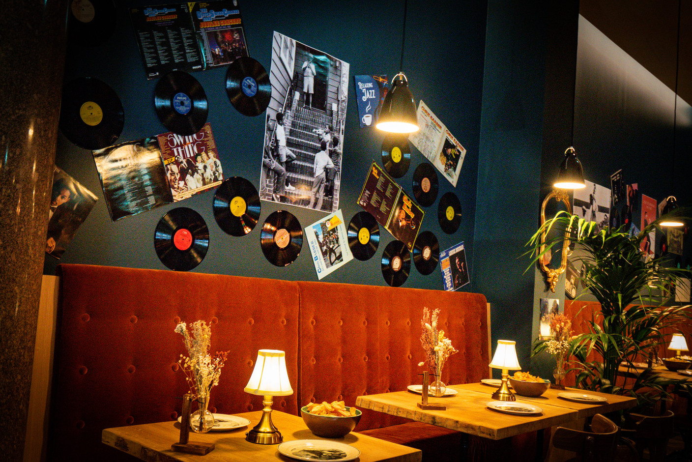 Banquettes en velours rouge, lumière tamisée et vinyles aux murs: le cadre est propice à passer une bonne soirée musicale. (Photo: groupe Steffen)