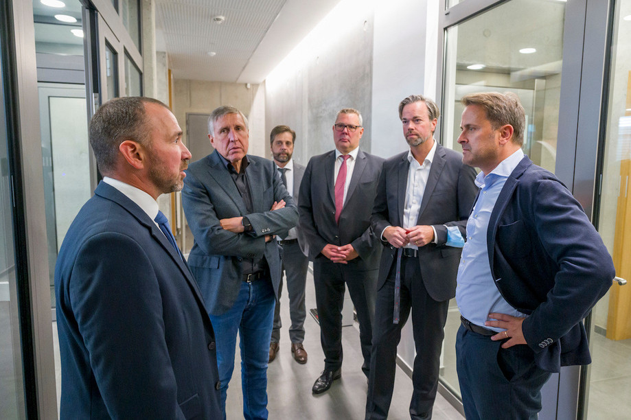 Xavier Bettel is seen with Adjudant Jérôme Sinnes, security officer at the HCPN, François Bausch, Guy Bley, deputy high commissioner HCPN and Luc Feller, high commissioner HCPN. © SIP / Jean-Christophe Verhaegen