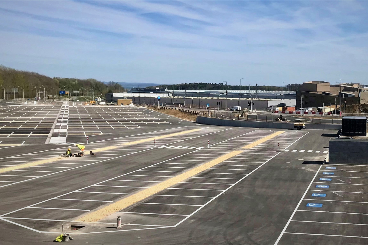 The new Héienhaff P+R will be more expensive than the airport’s Kiss&Fly car park for Findel users. On the other hand, users who take public transport to go further--more than 1.5 km from the car park--will benefit from the free system that has been set up. Photo: Administration des ponts et chaussées