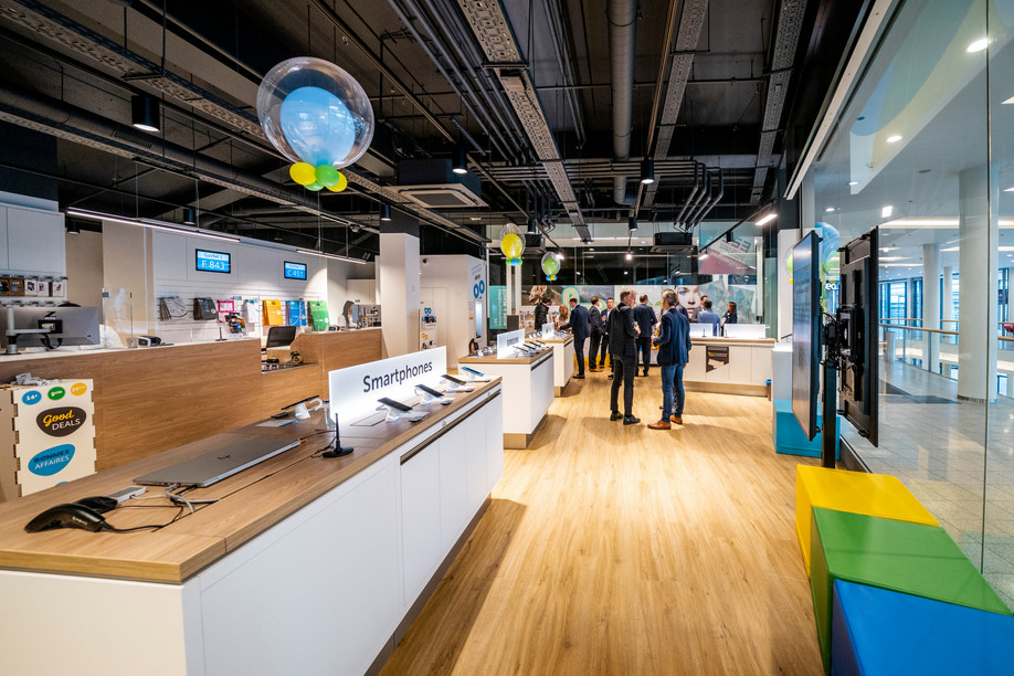 The new Espace POST in Belval Plaza features modern design, easy access for customers with reduced mobility and a self-service zone Post Luxembourg-Anthony Dehez