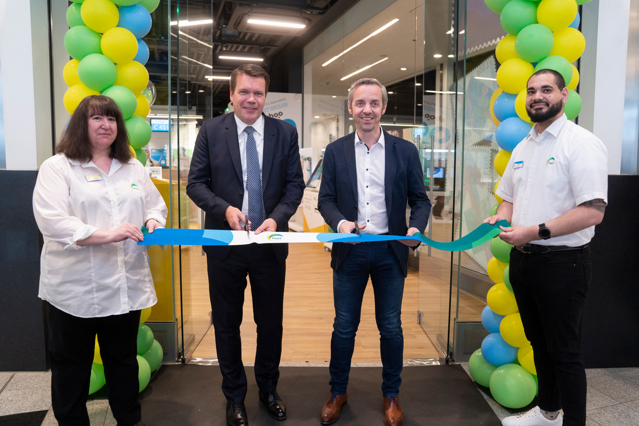 Mayor of Esch-sur-Alzette Georges Mischo (second right) and director general of Post Luxembourg Claude Strasser (second left) cut the ribbon at the new Belval Plaza outlet2 Post Luxembourg-Anthony Dehez