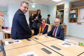 Claude Meisch (left), Yuriko Backes (centre) and Werner Hoyer (right) pose in one of the school’s eight classrooms Guy Wolff/Maison Moderne