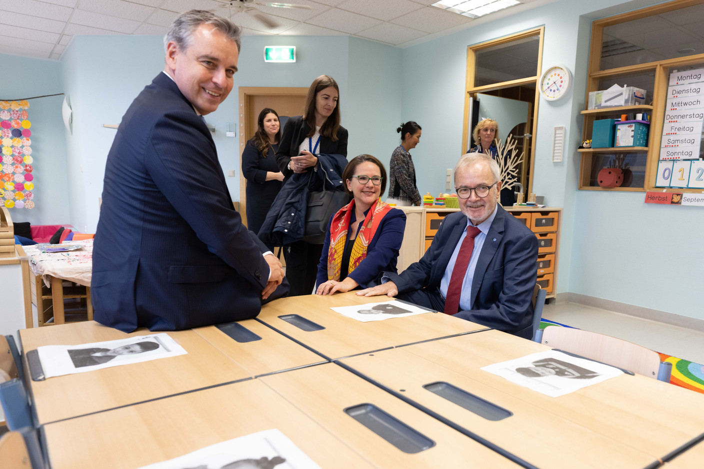 Claude Meisch (left), Yuriko Backes (centre) and Werner Hoyer (right) pose in one of the school’s eight classrooms Guy Wolff/Maison Moderne