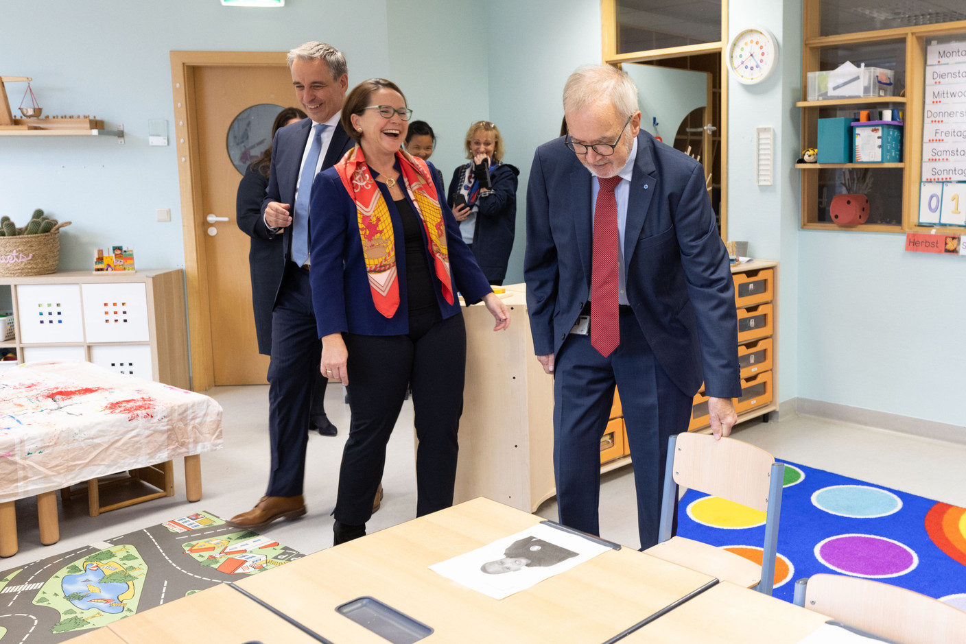 If the size fits: Yuriko Backes and EIB president Werner Hoyer enjoy a joke. Guy Wolff/Maison Moderne
