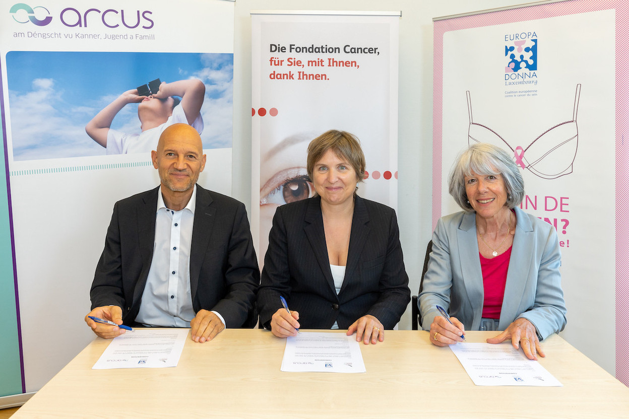 Jacques Wolter,  president of Arcus, Dr Carole Bauer, president Fondation Cancer and Mariette Fischbach, president Europa Donna Luxembourg, sign the convention for the new service. © claude piscitelli