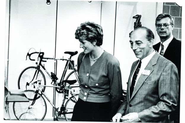 En 1993, Tommy Kontz présente à Lady Di les vélos anglais Raleigh, deux années avant le début de la commercialisation des voitures anglaises. (Photos: Arnold Kontz Group)