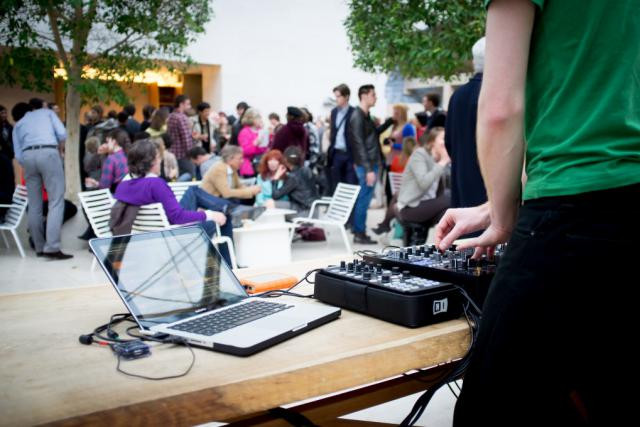 Au Mudam, on admire les expos, mais on fait aussi la fête. Ce sera le cas tout le week-end pour les 10 ans du musée. (photo: Jessica Theis / archives)